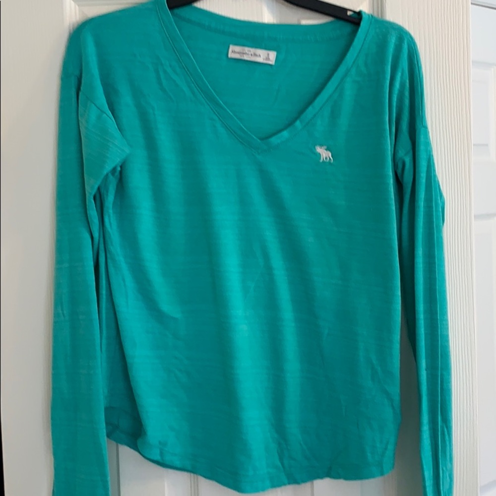 Women Abercrombie & Fitch long sleeve V-neck shirt